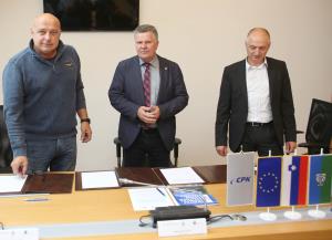 PODPIS POGODBE - prometna ureditev pri OŠ Cerknica 11  FOTO LJUBO VUKELIČ